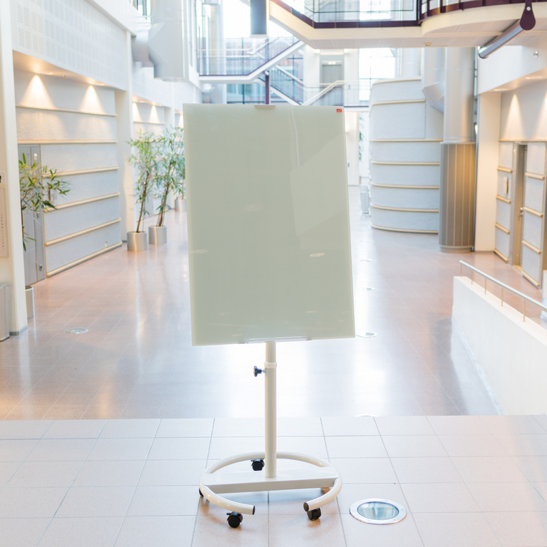 Mobile blädderblocksställ av glas
