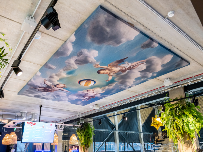 Kuvallinen akustiikkapaneeli katossa